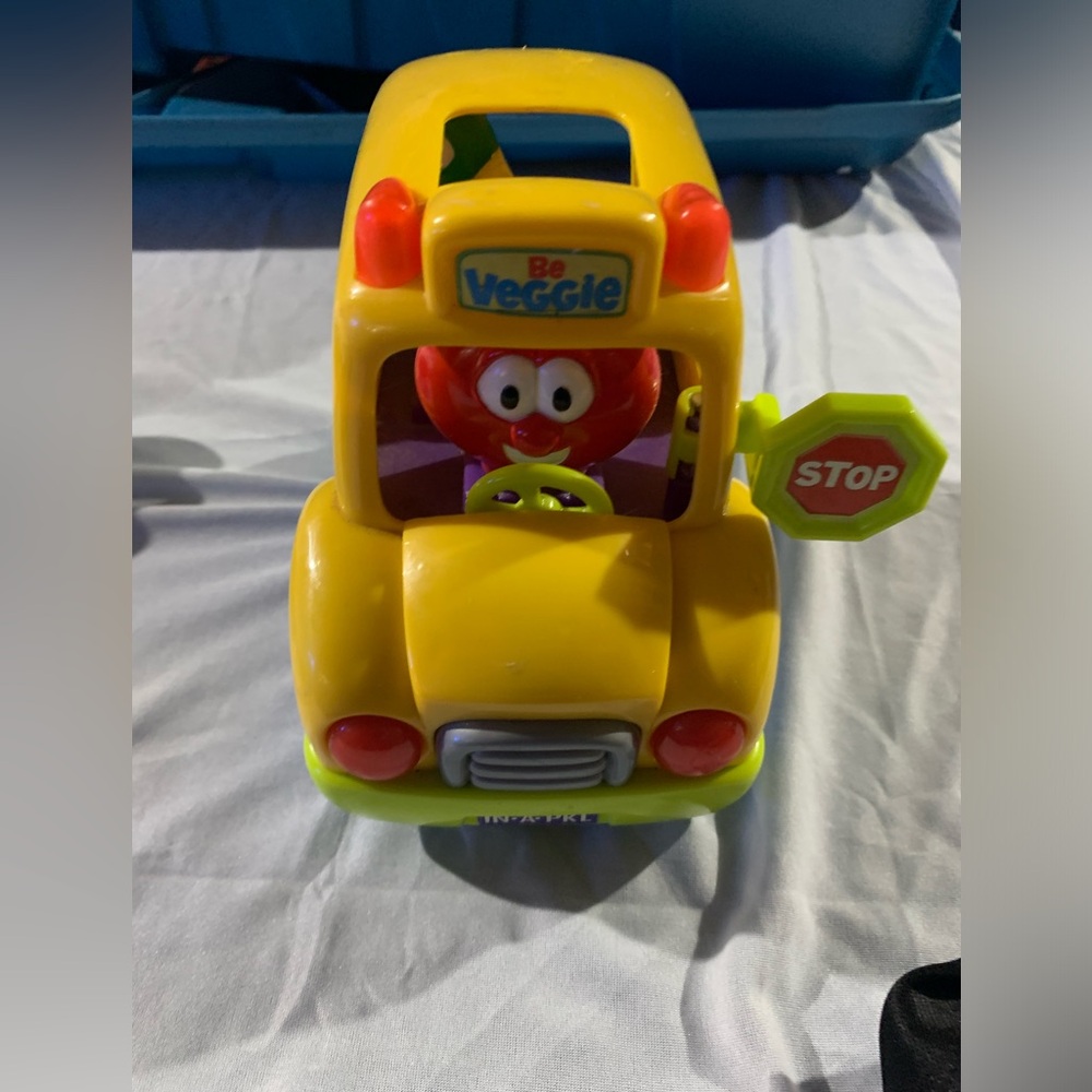 Big Idea Blue Box Toys 2003 VeggieTales Be Veggie IN A PKL School Bus. READ